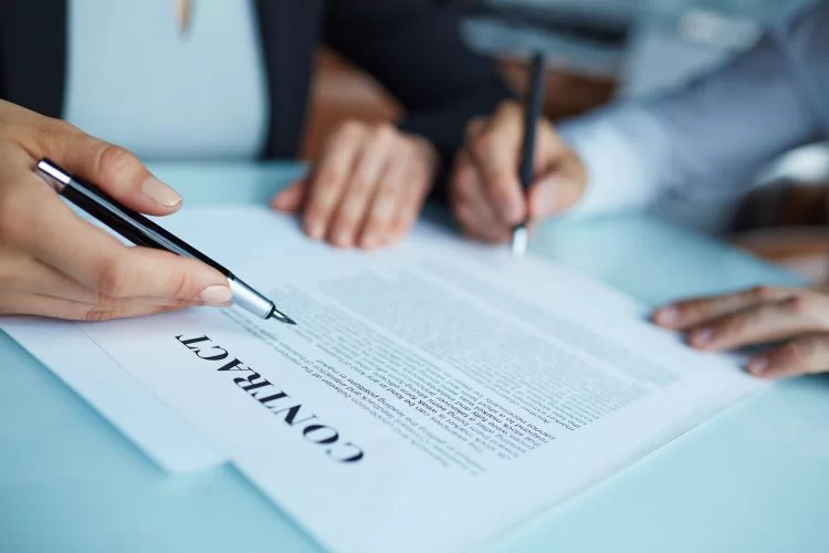 التخطيط للعقد: دراسة المخاطر والجوانب القانونية والتزامات الأطراف