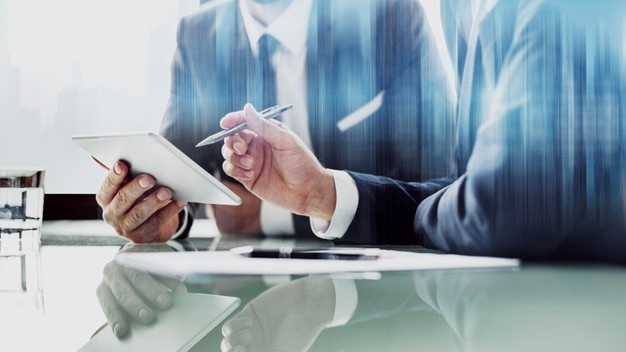 الحوكمة المؤسسية و إدارة المخاطر و المراجعة الداخلية و الإمتثال